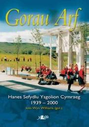 Gorau arf : hanes sefydlu ysgolion Cymraeg 1939-2000