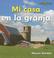 Cover of: Mi Casa En La Granja/ at Home on the Farm (Bookworms)