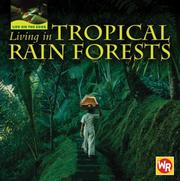 Living in Tropical Rain Forests (Life on the Edge) by Tea Benduhn
